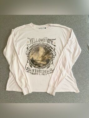 Girl Dangerous Yellowstone National Park Tour Long Sleeve Graphic Tee Shirt M